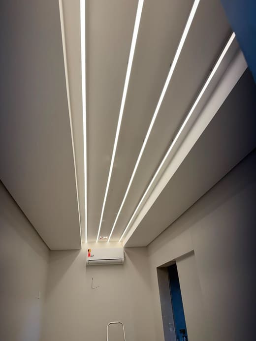 Instalação de fita de LED em forro de corredor em Fazenda Rio Grande