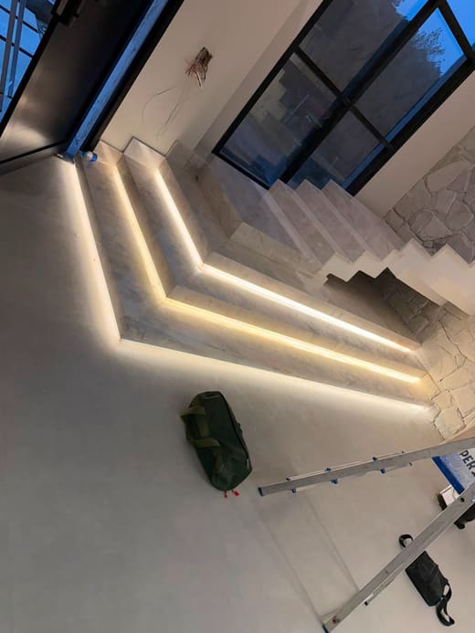 Instalação de fita de LED em escada em Fazenda Rio Grande