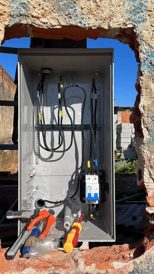 Instalação de quadro elétrico embutido em Fazenda Rio Grande
