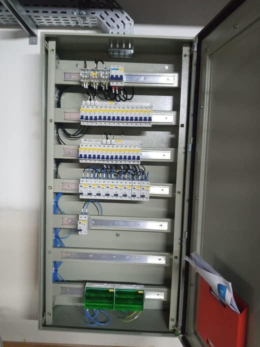 Quadro elétrico organizado - serviço da LC Eletricista em Fazenda Rio Grande